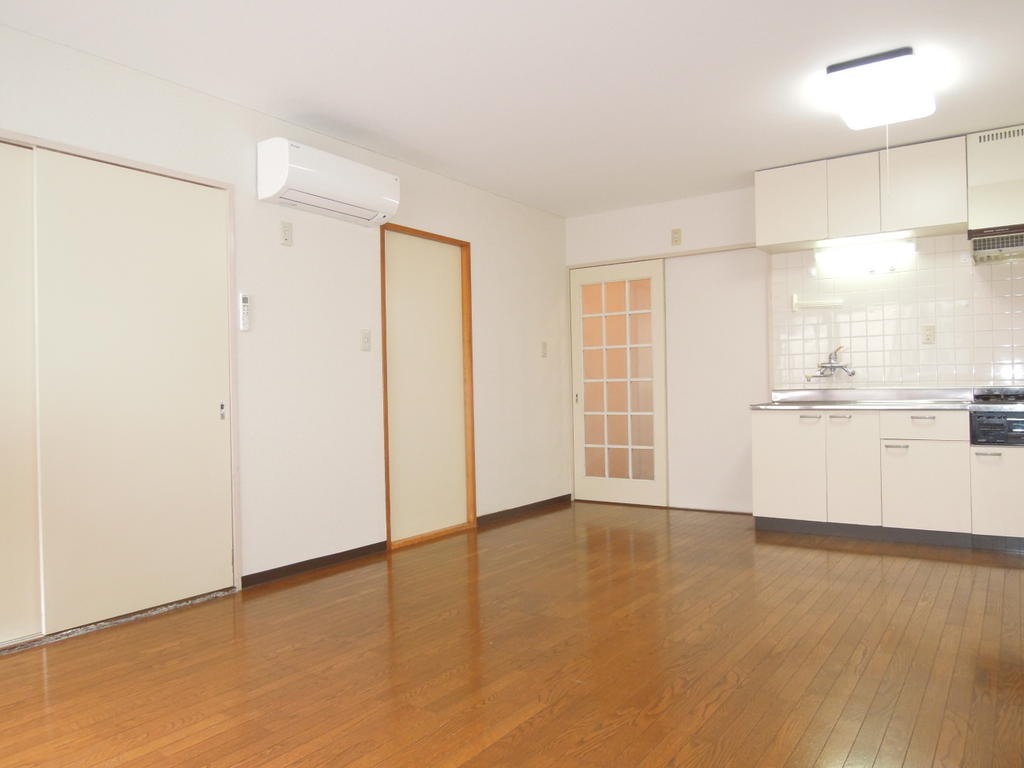 居室・リビング　室内写真は同タイプの別部屋になります。