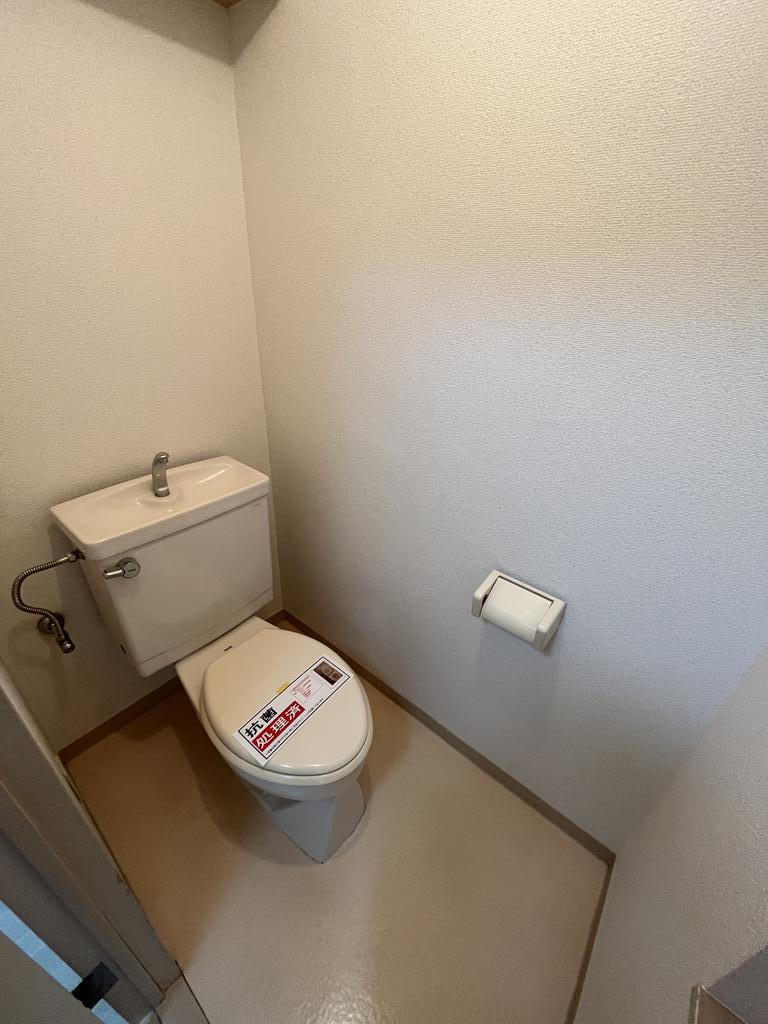 トイレ　室内写真は同タイプの別部屋になります。