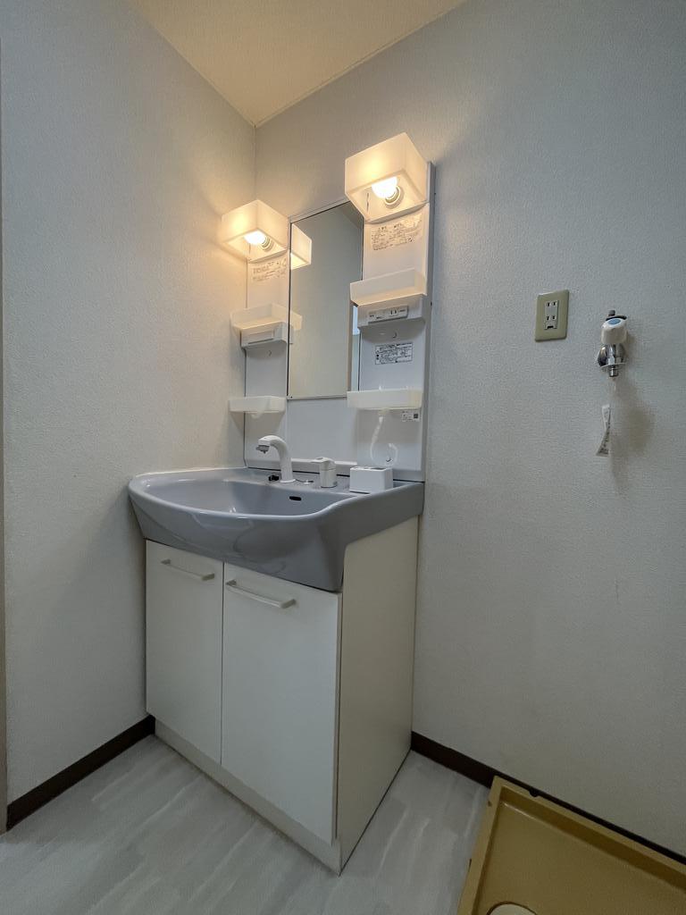 洗面設備　室内写真は同タイプの別部屋になります。