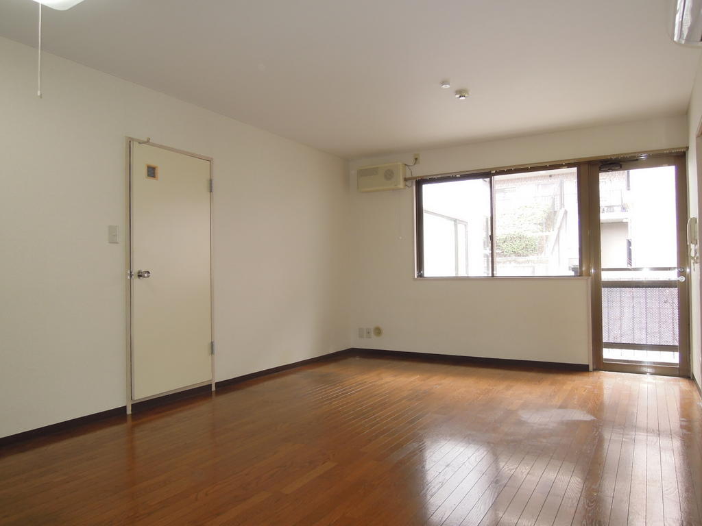 居室・リビング　室内写真は同タイプの別部屋になります。