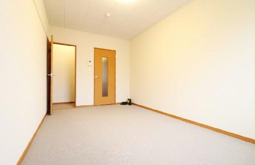 居室・リビング　他一部、号室では家具家電付きのお部屋もご用意しております。