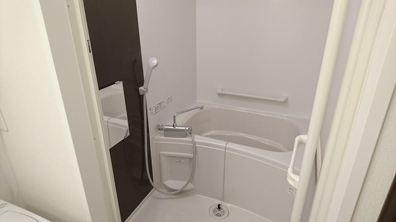 バス・シャワールーム　雨の日でも安心な　浴室乾燥機尽付き