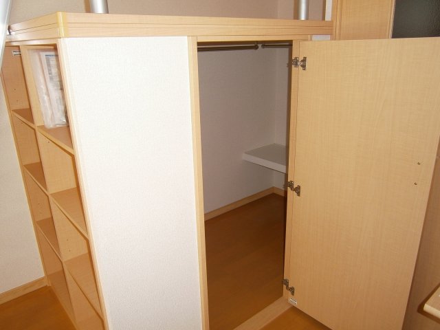 収納　ベット下ウォークインクローゼット