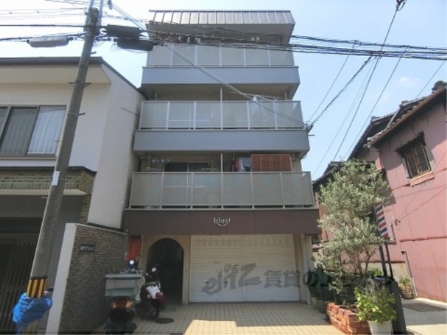 新町マンションの建物外観