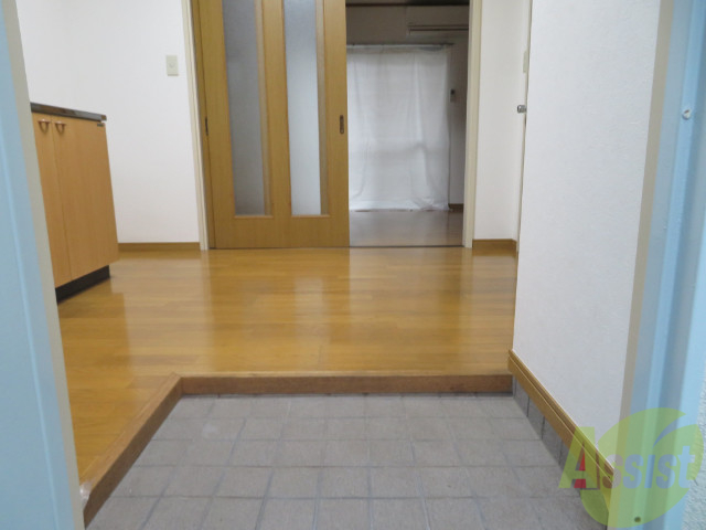 玄関　玄関を入ると正面はダイニングキッチンになっています。