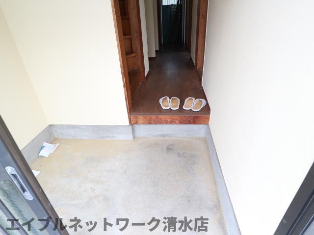 【静岡市清水区渋川のアパートの玄関】