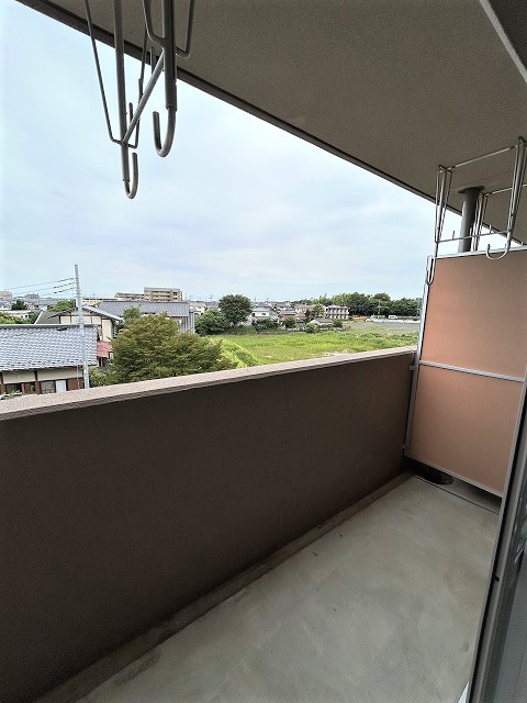バルコニー　眺望良し！洗濯物もあっという間に乾きます！(写真は別号室）