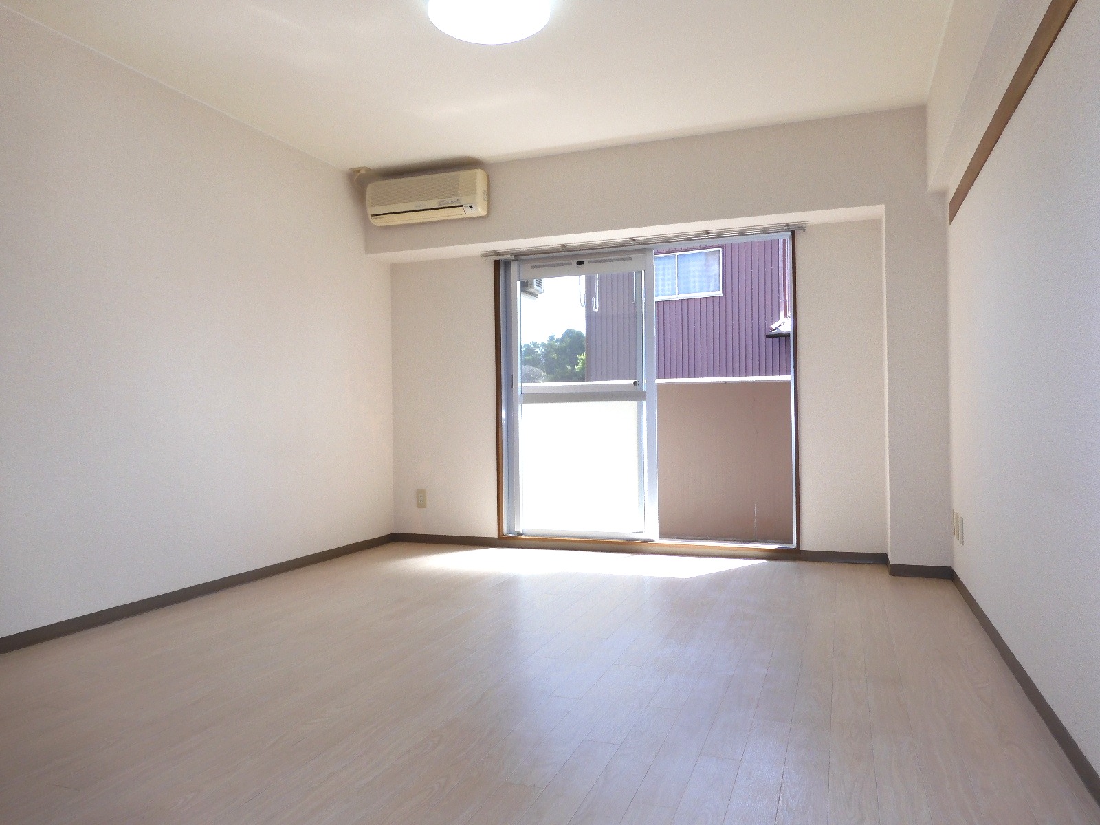 居室・リビング　南向き日照良好！明るい室内です♪(写真は別号室）