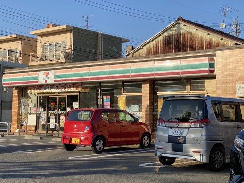 【プレタクチュール中根町のコンビニ】