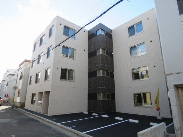 札幌市西区二十四軒二条のマンションの建物外観