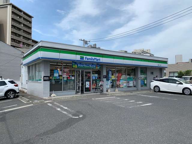 コンビニ　ファミリーマート（コンビニ）まで1412m