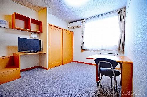 居室・リビング　2Ｆのお部屋はカーペット