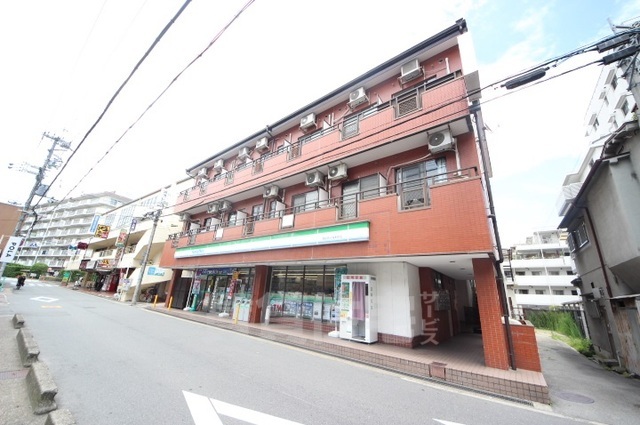 奈良市西大寺本町のマンションの建物外観