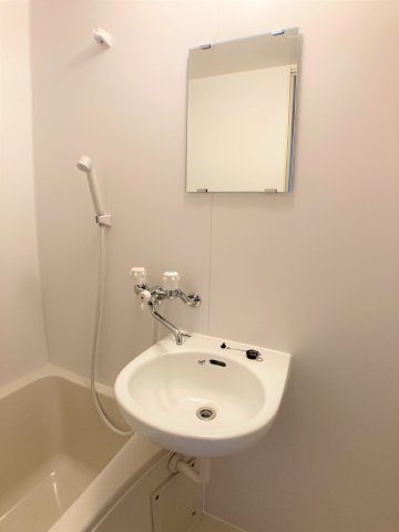 洗面設備　別部屋反転間取りのお写真となります。