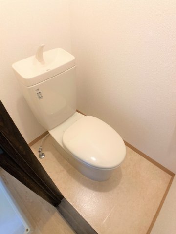 トイレ　別部屋反転間取りのお写真となります。