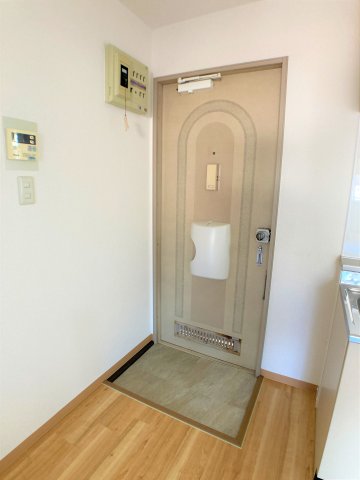 玄関　別部屋反転間取りのお写真となります。