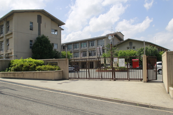 【フェリーチェ壱番館の中学校】