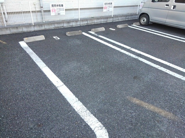 【白岡市千駄野のアパートの駐車場】