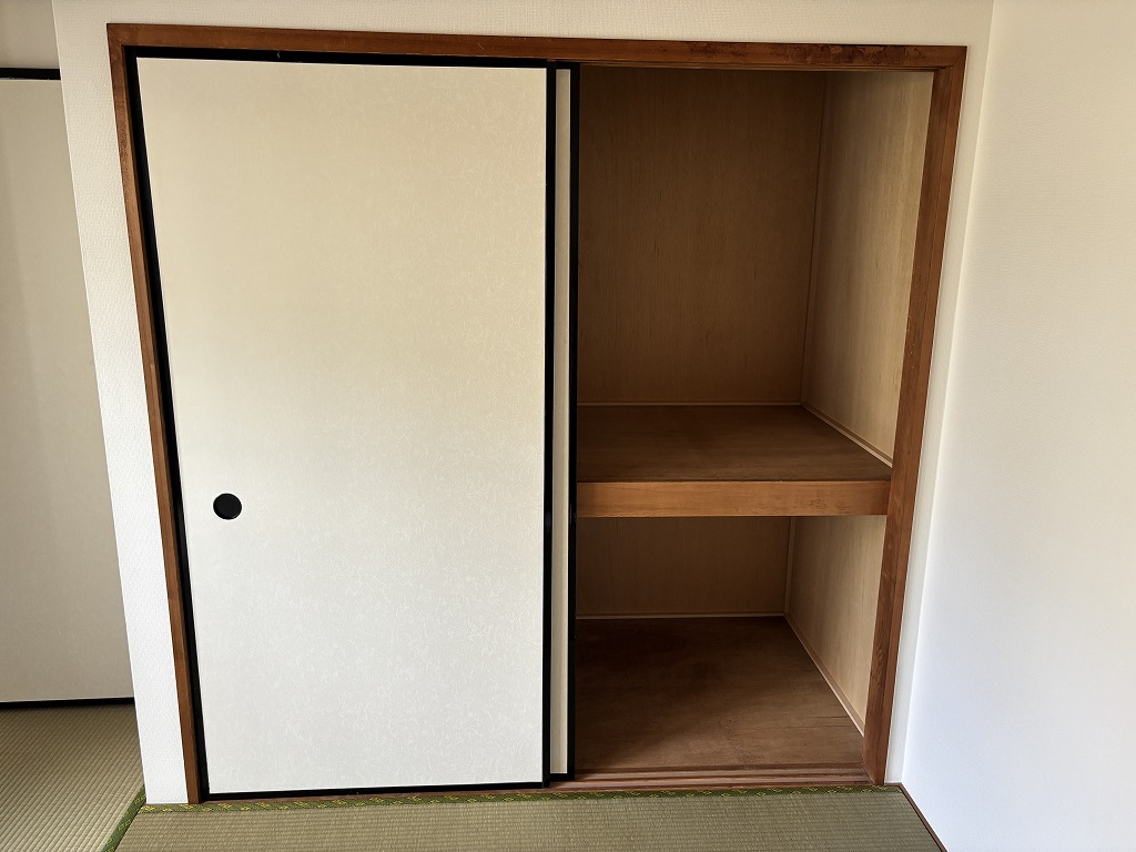 収納　押入が合計１間半あり、充実しています♪