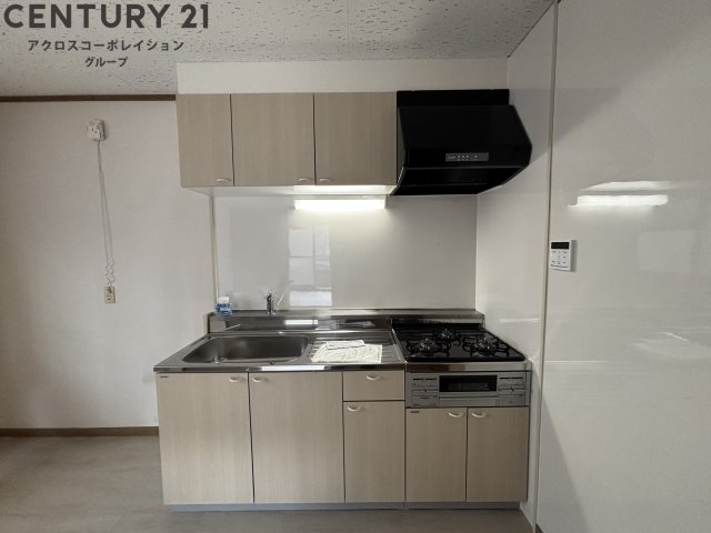 キッチン　３口ガスコント付きで機能的なキッチンです!