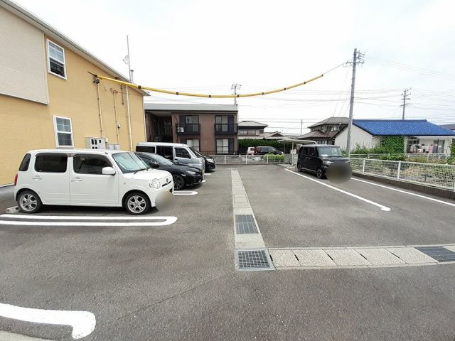 【鈴鹿市稲生塩屋のアパートの駐車場】