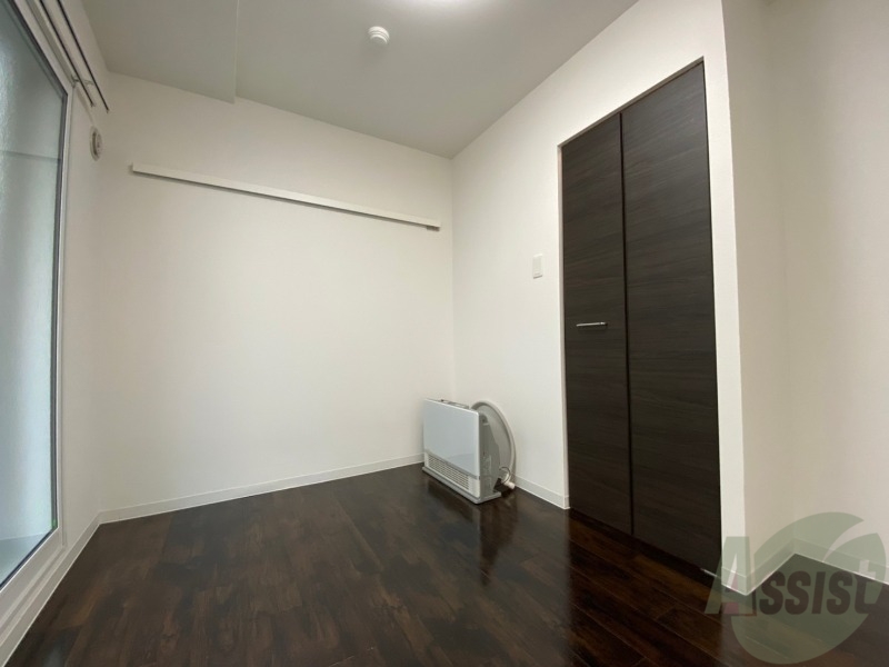 その他部屋・スペース　寝室はこちらです。光が差し込む、温かみのあるお部屋です。