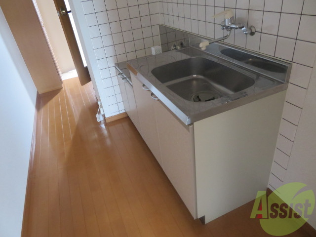 キッチン　シンプルなキッチンです。一人暮らしにはちょうどいいサイズ。