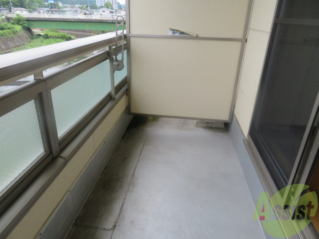 バルコニー　バルコニー。洗濯物がはかどりそうな広さがありますよ。