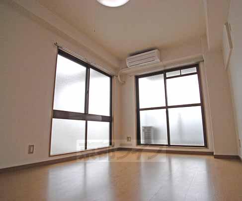 居室・リビング　二個も窓があるんです！風通しも良いんじゃないでしょうか？