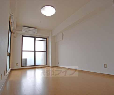 居室・リビング　広々洋室空間。