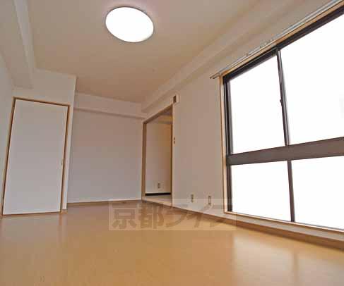 居室・リビング　大きな窓に清潔感のある室内！