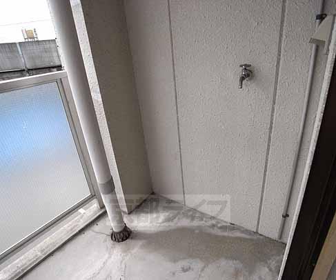 その他設備　洗濯機はここへ。すぐ干せて便利