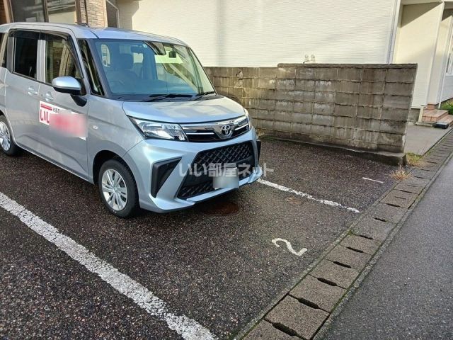 【コンフォートIIの駐車場】