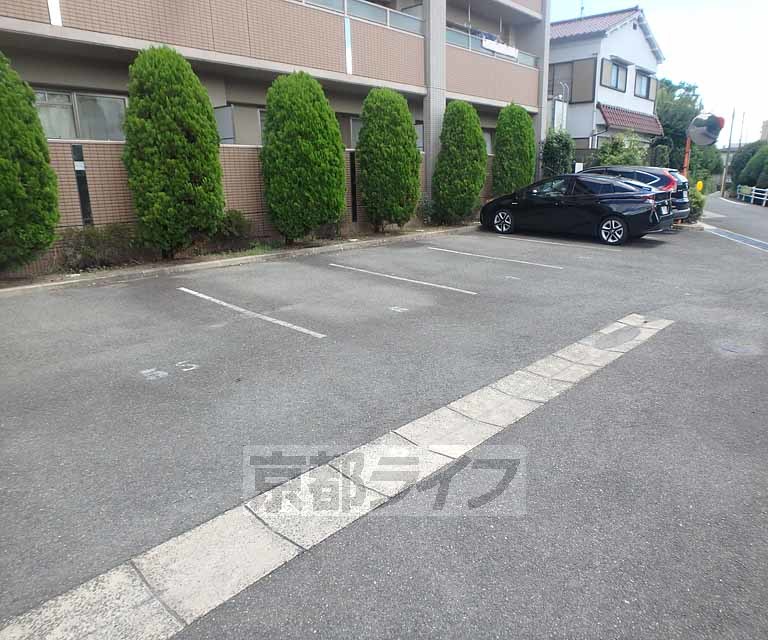 【宇治市大久保町のマンションの駐車場】