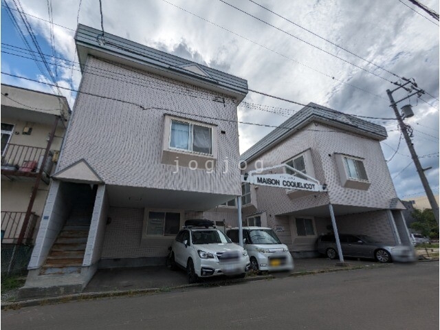 札幌市西区山の手三条のアパートの建物外観