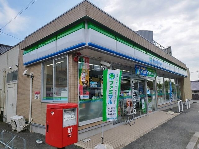 コンビニ　ファミリーマート（コンビニ）まで300m