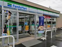 コンビニ　ファミリーマート（コンビニ）まで730m