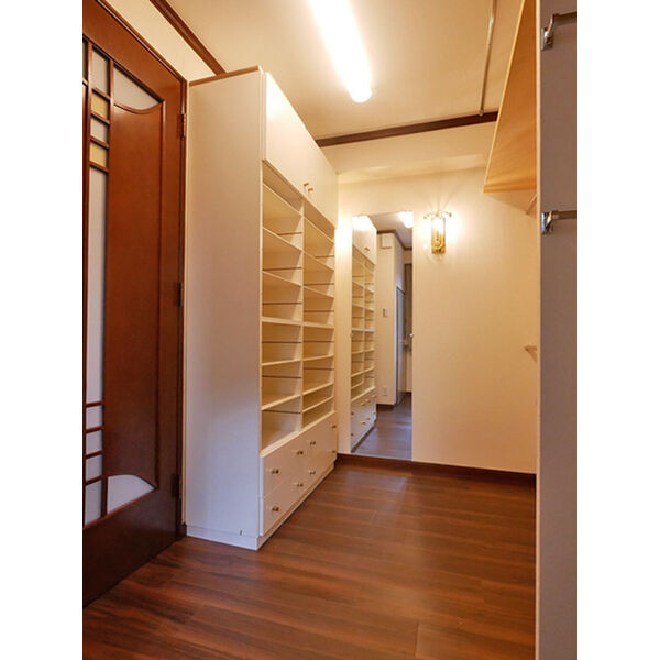 収納　ウォークインクローゼット(収納棚・ハンガーパイプ付)
