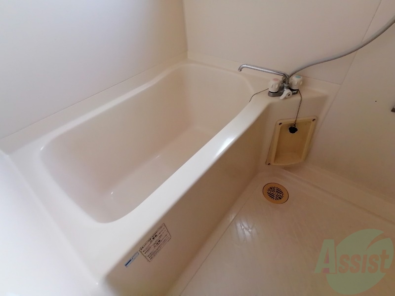 バス・シャワールーム　お風呂は肩まで浸かれる広さですね。ゆっくり暖まりましょう。