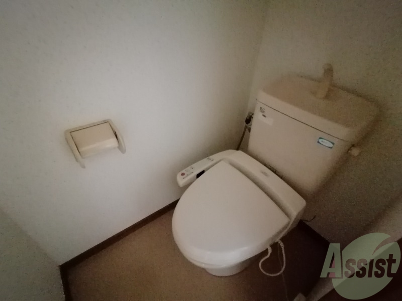 トイレ　温水洗浄便座はあって嬉しい設備の１つですね。