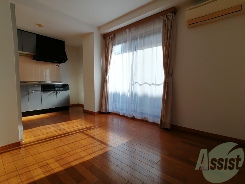 居室・リビング　７．９帖のＤＫの一部です。明るく、綺麗なお部屋ですね。