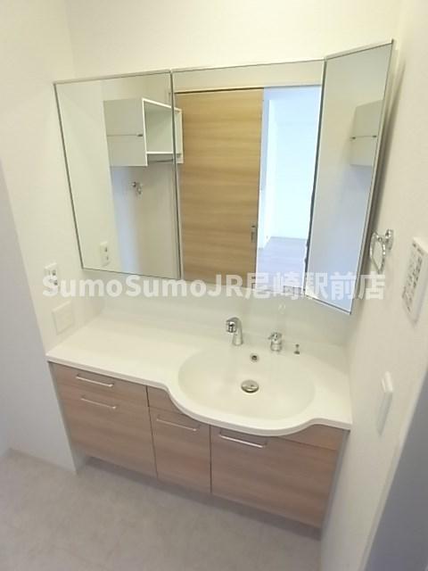 洗面設備　ゆったりとスペースのある洗面所