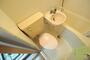 トイレ　少し狭いかもしれませんが、シャワーを使えば簡単にお手入れ