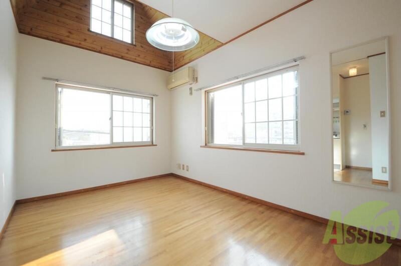 居室・リビング　しっかり採光の取れたリビングはくつろぎの空間です♪