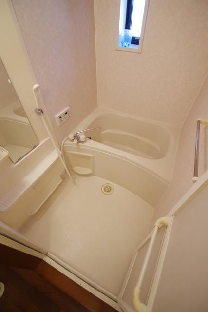 バス・シャワールーム　★窓付きの明るいバスルーム★