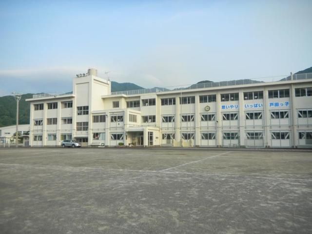 小学校　戸田小学校（小学校）まで945m