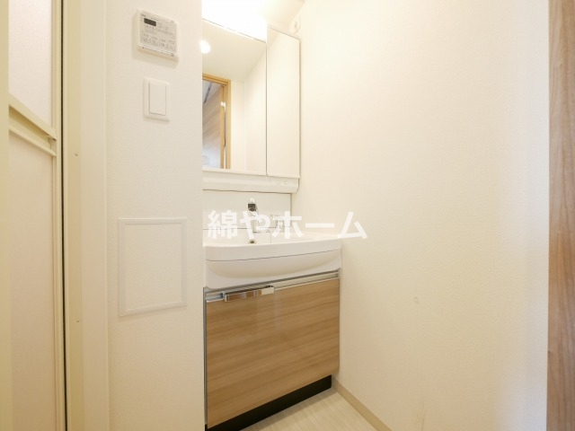 洗面設備　独立洗面台あり、毎朝おしゃれに忙しい女性の方におすすめです