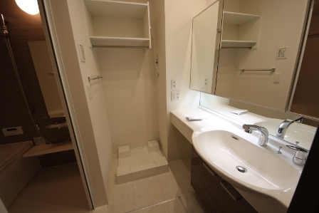 洗面設備　大きな鏡付きの洗面台と洗濯機置場あり♪♪