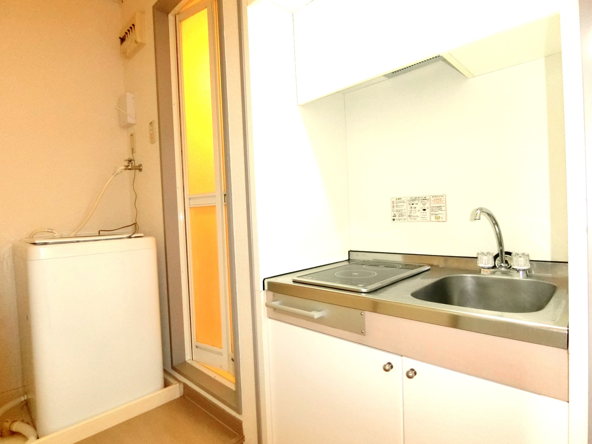 キッチン　キッチンに2口コンロと室内に洗濯機を完備です☆