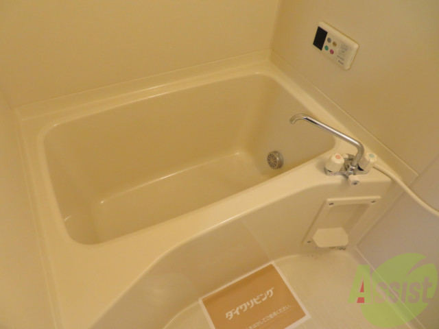 バス・シャワールーム　バスルームは狭すぎず、シャワーも浴びやすそうです。